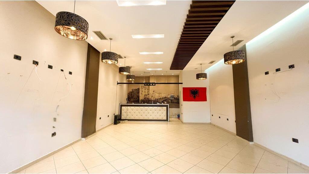 Affittasi negozio presso i Palazzi Çabej! 500 € /Mese