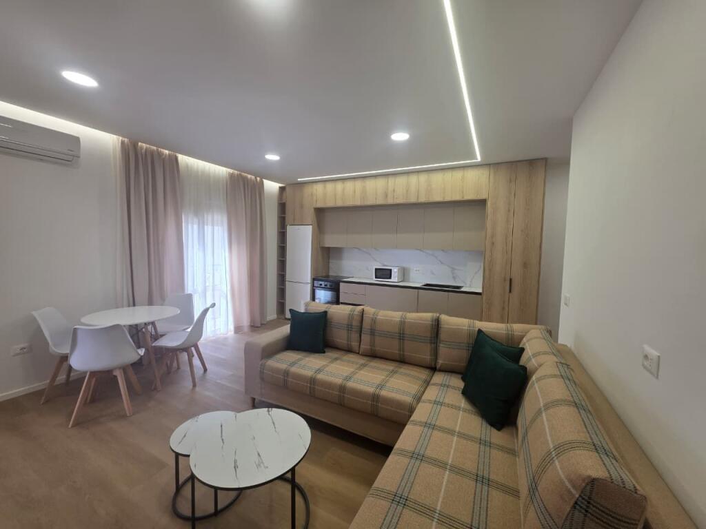 Appartamento 1+1 in vendita – Spiaggia - Iliria, DurrësAppartamento 1+1 in vendita – Spiaggia - Iliria, Durrës  📍 Posizione: Zona Spiaggia, Durrës 📐 Superficie: 60 m² 🏢 Piano: 6 (palazzo nuovo con ascensore)  Appartamento completamente arredato e completamente investito, con lavori di qualità e nuove attrezzature. Organizzazione comoda 1+1, adatta per abitazione o investimento in affitto. Buona esposizione e zona con tutte le comodità vicine.  ✅ Arredamento moderno ✅ Tutto nuovo, pronto per abitare ✅ Palazzo con ascensore ✅ Buona opportunità di investimento  📞 Per maggiori informazioni o visita alla proprietà, contattaci!