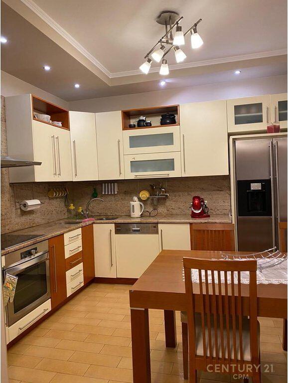 Affittasi appartamento 3+1+2 in affitto a Myslym Shyri! 900 € /mese Sup. Totale 138m2