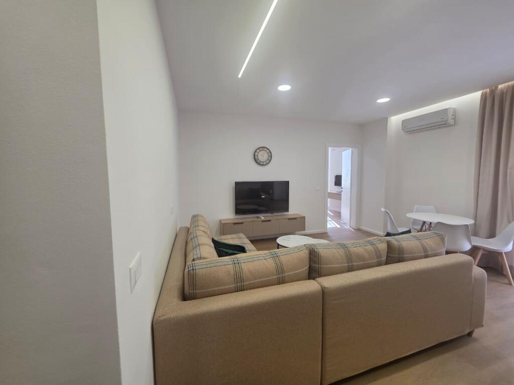 Appartamento 1+1 in vendita – Spiaggia - Iliria, DurrësAppartamento 1+1 in vendita – Spiaggia - Iliria, Durrës  📍 Posizione: Zona Spiaggia, Durrës 📐 Superficie: 60 m² 🏢 Piano: 6 (palazzo nuovo con ascensore)  Appartamento completamente arredato e completamente investito, con lavori di qualità e nuove attrezzature. Organizzazione comoda 1+1, adatta per abitazione o investimento in affitto. Buona esposizione e zona con tutte le comodità vicine.  ✅ Arredamento moderno ✅ Tutto nuovo, pronto per abitare ✅ Palazzo con ascensore ✅ Buona opportunità di investimento  📞 Per maggiori informazioni o visita alla proprietà, contattaci!