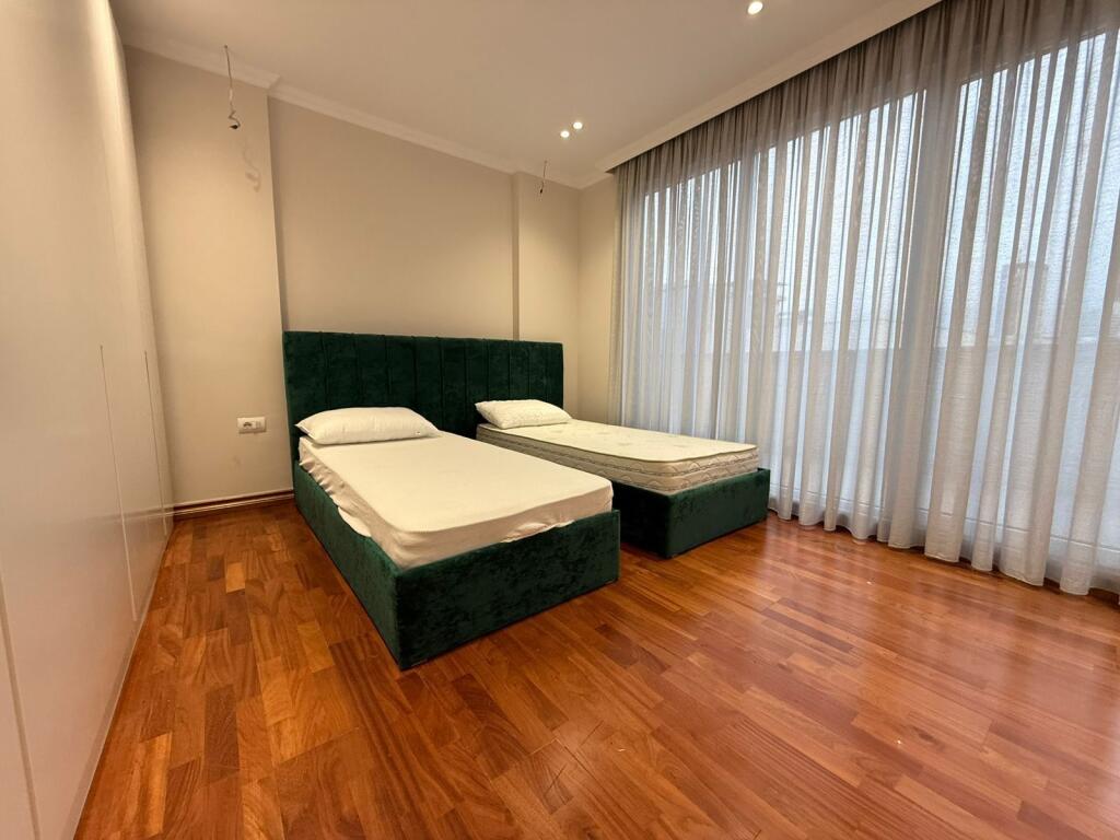 Jepet Penthouse me Qera, Ne Myslim Shur