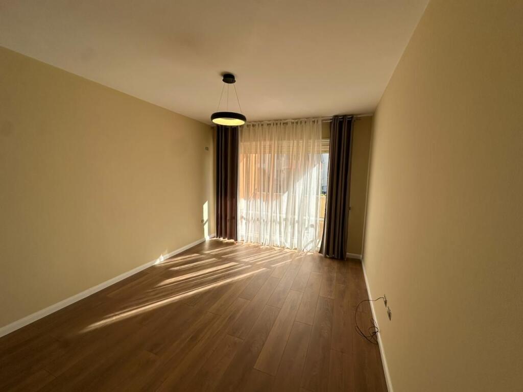 1+1 In Vendita, Rotonda di Yzberisht, Prezzo Buono