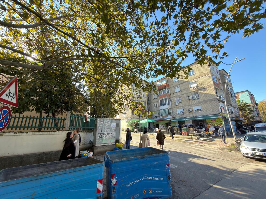 📣 QERA Apartament 2+1 Me Parking 📍 Kombinat Rruga "Fejzi Hoxha" ✨   🏠 Shtepi Private  🛋️ I Mobiluar  👉 Kuzhine Me Vete   💶 Cmimi 350 Euro
