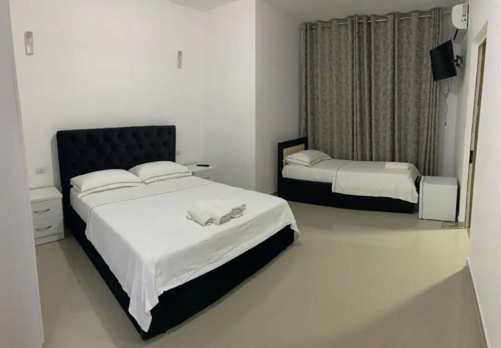AFFITTASI HOTEL RISTORANTE BEACH BAR + SEDIE A SDRAIO GOLEM DURRES
