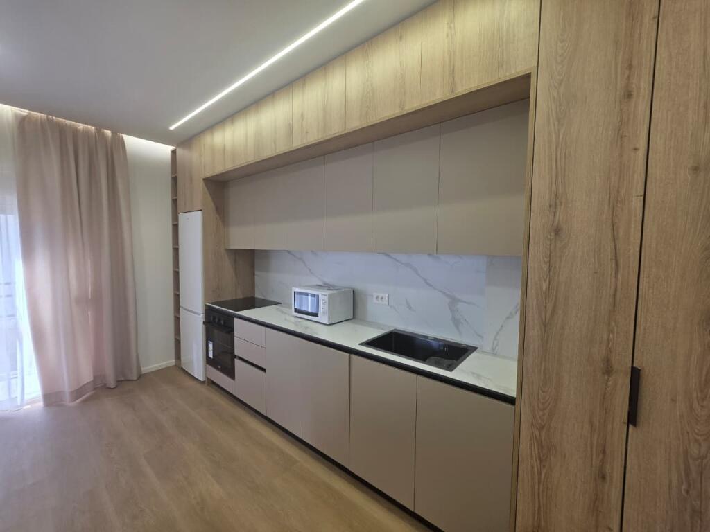 Appartamento 1+1 in vendita – Spiaggia - Iliria, DurrësAppartamento 1+1 in vendita – Spiaggia - Iliria, Durrës  📍 Posizione: Zona Spiaggia, Durrës 📐 Superficie: 60 m² 🏢 Piano: 6 (palazzo nuovo con ascensore)  Appartamento completamente arredato e completamente investito, con lavori di qualità e nuove attrezzature. Organizzazione comoda 1+1, adatta per abitazione o investimento in affitto. Buona esposizione e zona con tutte le comodità vicine.  ✅ Arredamento moderno ✅ Tutto nuovo, pronto per abitare ✅ Palazzo con ascensore ✅ Buona opportunità di investimento  📞 Per maggiori informazioni o visita alla proprietà, contattaci!