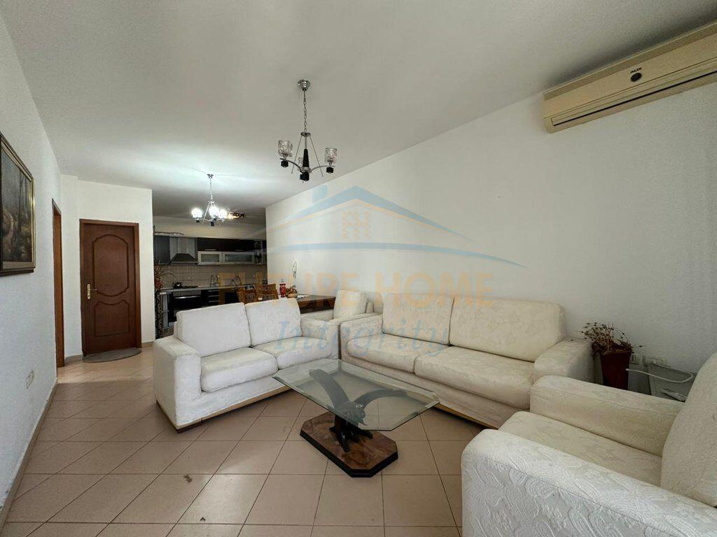 Shitet, Apartament 2+1+2, Pazari i Ri, Tiranë.