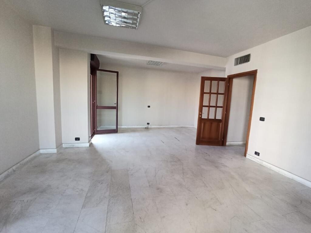 🏢 Zyrë me Qira – Qendër, Tiranë