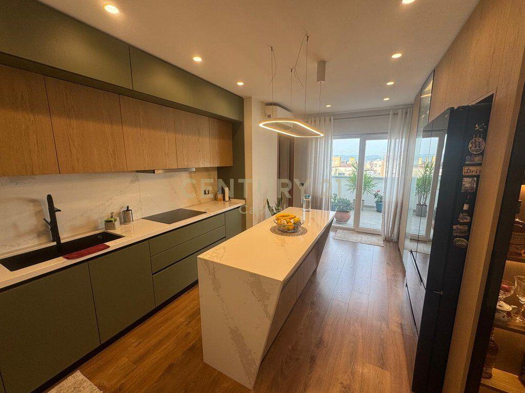 Super apartament 3+1+2+Depo+Verandë, në zonën e 5 Majit!