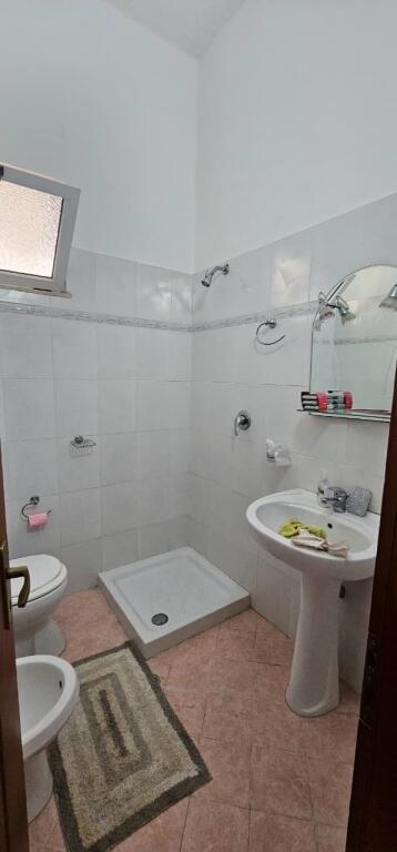 APPARTAMENTO 2+1+2 IN AFFITTO VICINO AL MERCATO DI FRUTTA E VERDURA DURRËS