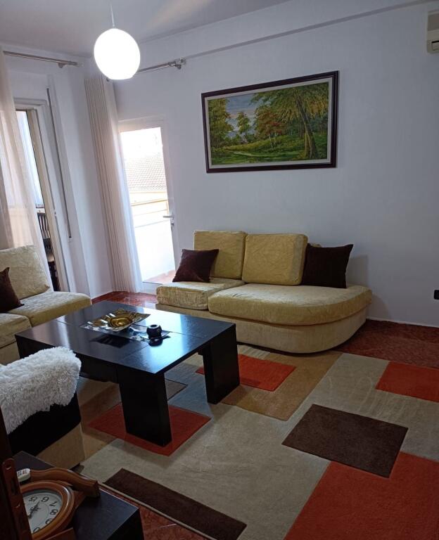 Jepet me qera Apartamenti 1+1, Don Bosko prane zgares korcare , 500 mije leke , e lire ne 10 dhjetor