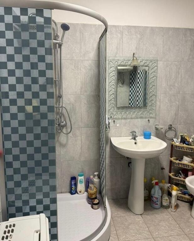 Jepet me qera apartament 1+1 ne yzberisht