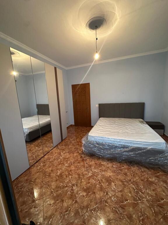 Jepet  me qera apartamenti 2+1+ Ballkon tek Rruga Selaudin Toto, Astir 55.000 Leke!
