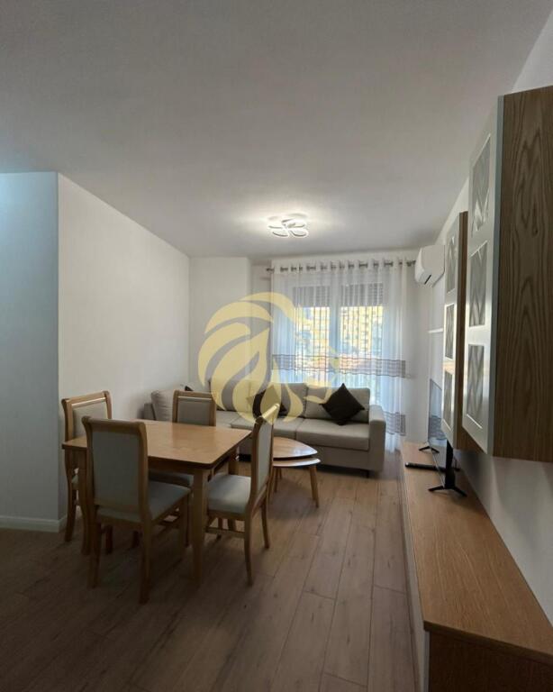 🏡 APARTAMENT ME QERA – DIELL, KOMODITET DHE SIGURI NË ZEMËR TË TIRANËS!
