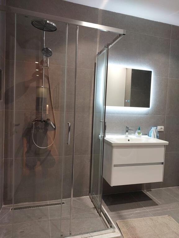 Affittasi appartamento 2+1, 1 bagno, 1 balcone in via Elbasanit