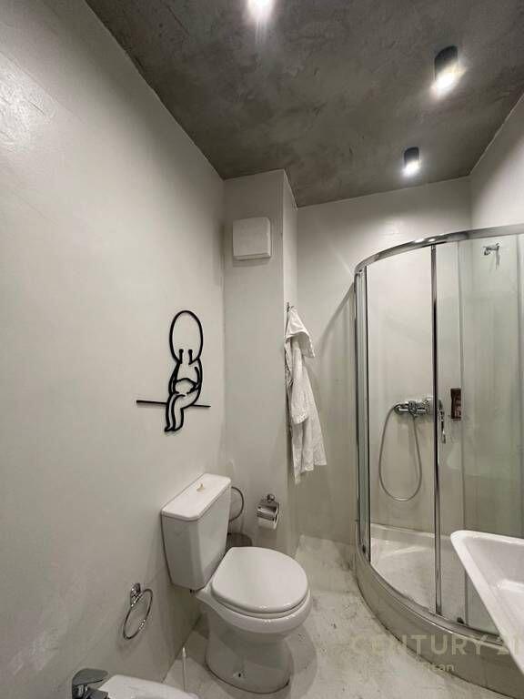 QIRA – APARTAMENT 1+1 ME BALLKON | BULEVARDI “ZOGU I PARË”, QENDËR TIRANË
