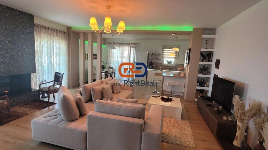 Ne Fresk, Shitet Super Apartament 3+1 Me Pamje Fantastike Dhe 2 Poste Parkimi Te Perfshira Ne Cmim!!