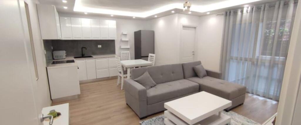 APARTAMENT ME QERA 2+1 QENDER 800 EURO
