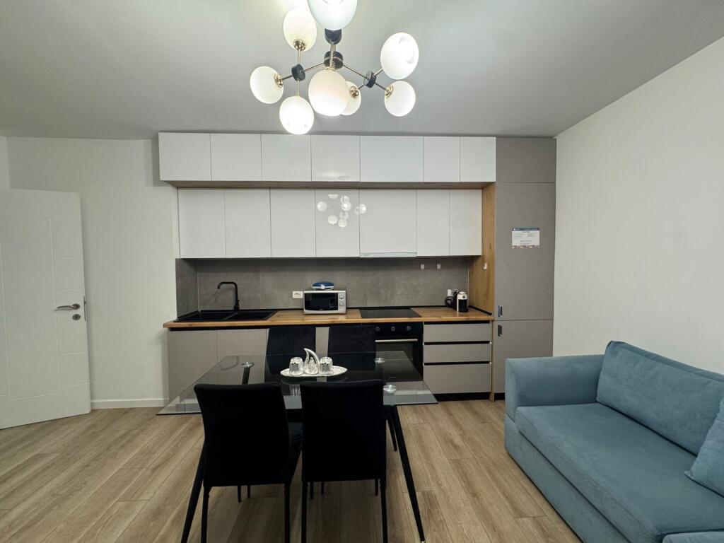 Apartment 2+1, Petro Nini!