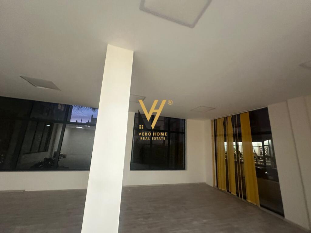 JEPET GODINE BIZNESI 456 M2 ME QERA TE RR. EDUARD MANO 3.500 EURO
