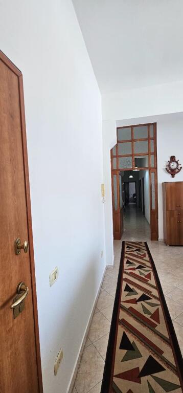 APPARTAMENTO 2+1+2 IN AFFITTO VICINO AL MERCATO DI FRUTTA E VERDURA DURRËS
