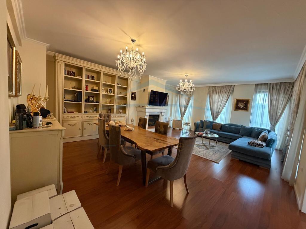 Apartament 3+1+2+2 Poste Parkimi, Rruga e Elbasanit, Tiranë