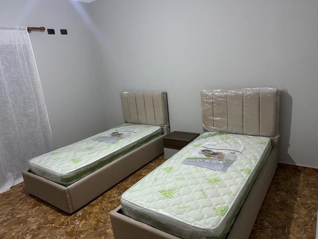 Jepet  me qera apartamenti 2+1+ Ballkon tek Rruga Selaudin Toto, Astir 55.000 Leke!

