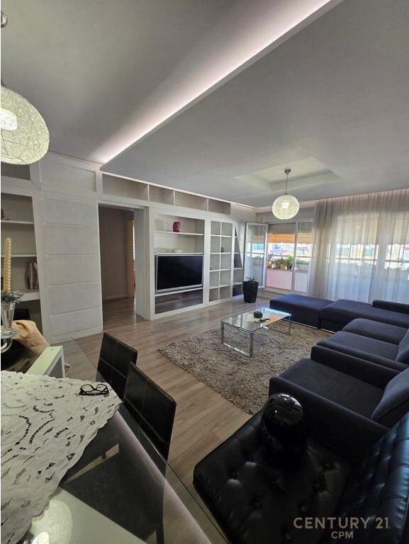APARTMENT 3+1+2+PARKING SPACE FOR RENT NEAR THE NEW MARKET!
