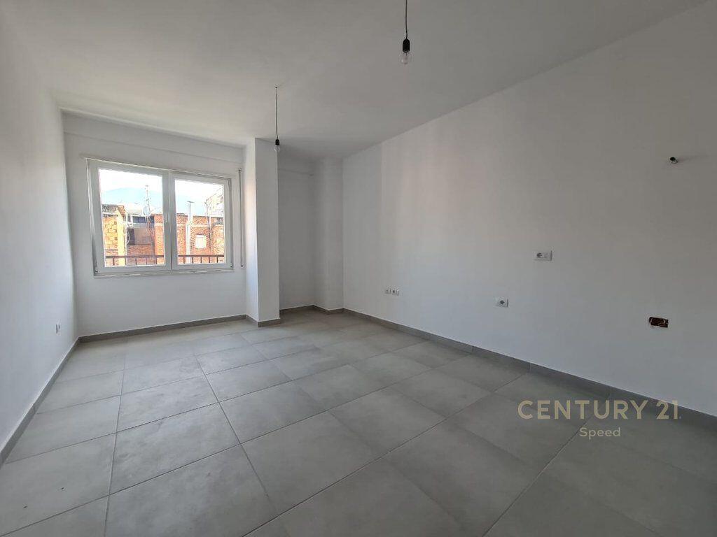 SHESIM APARTAMENT 1+1 ME PARKIM TË PËRFSHIRË – PRANË PAZARIT TË RI, TIRANË 185,000 €