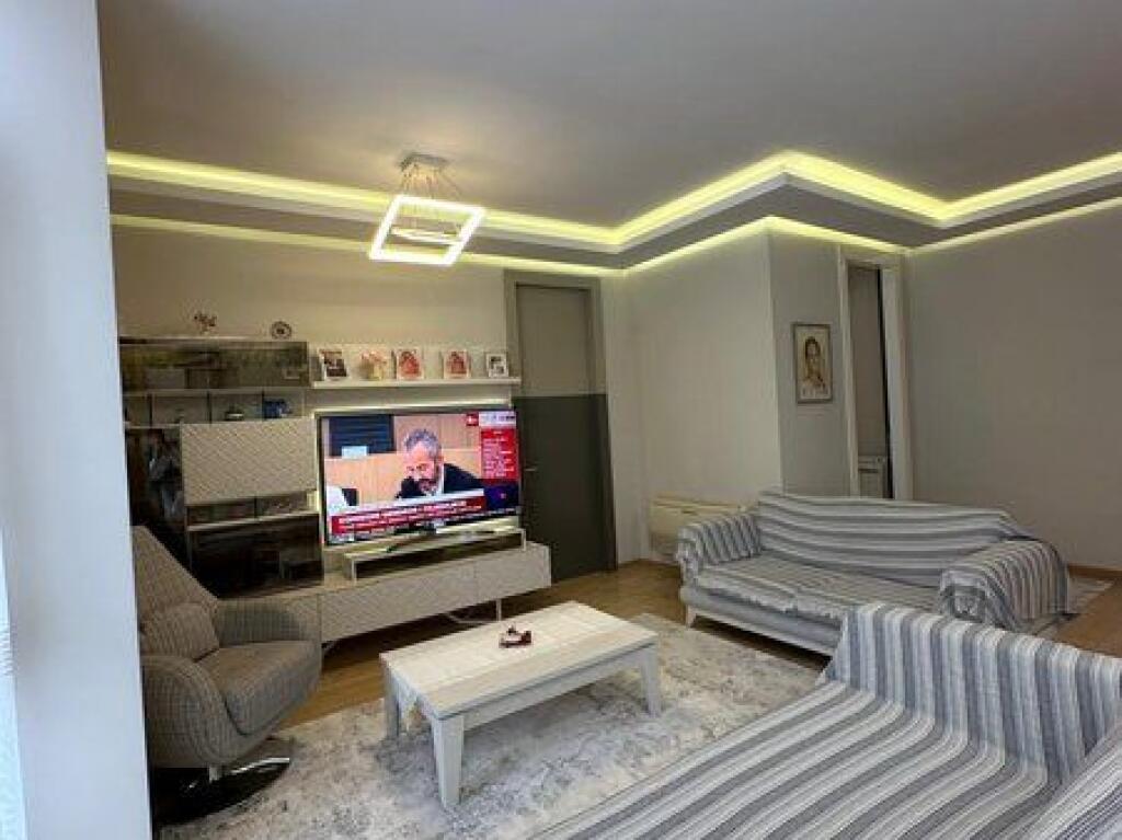 Shitet, Apartament 2+1+2, Kompleksi "Kika 2", Komuna Parisit, Tiranë.