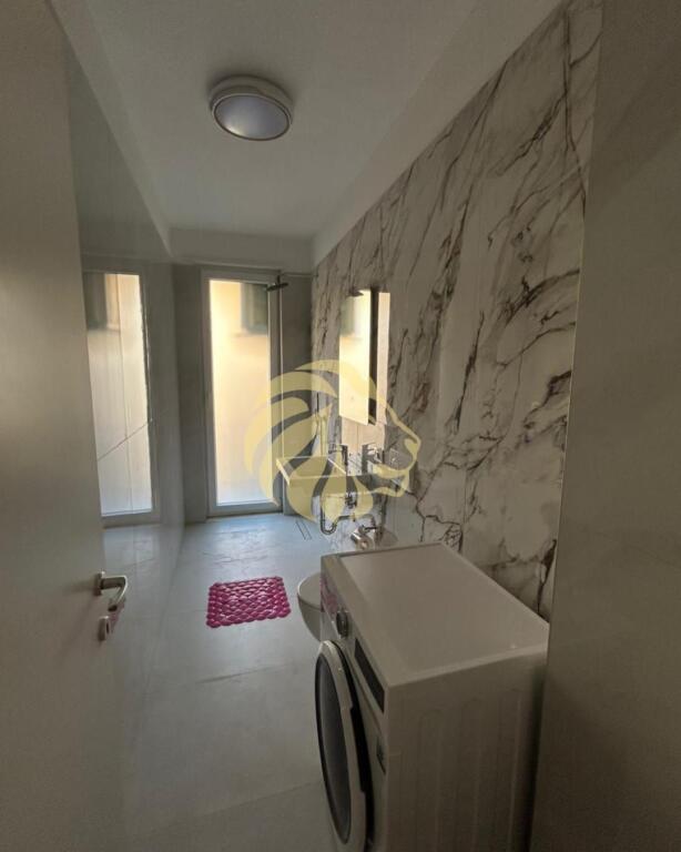 🏡 APARTAMENT ME QERA – DIELL, KOMODITET DHE SIGURI NË ZEMËR TË TIRANËS!