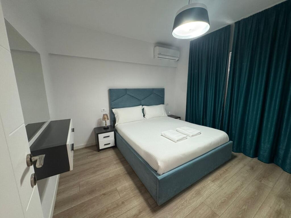 Apartment 2+1, Petro Nini!