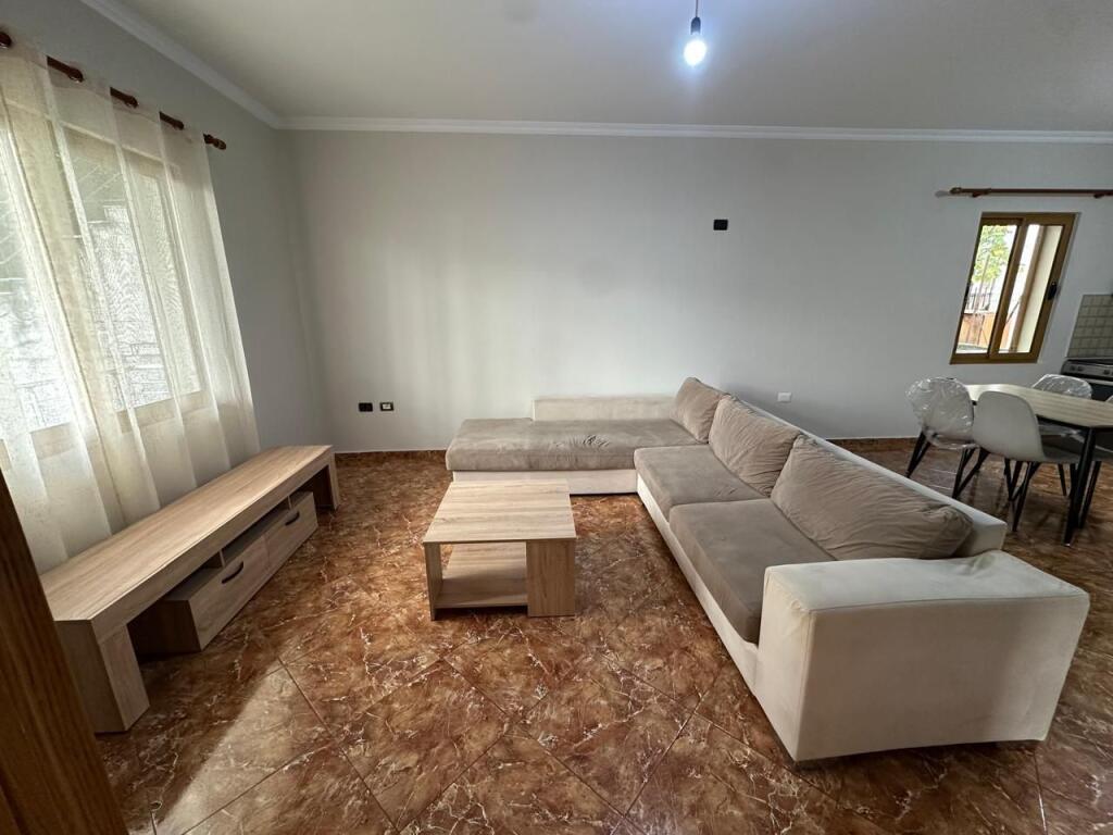 Jepet  me qera apartamenti 2+1+ Ballkon tek Rruga Selaudin Toto, Astir 55.000 Leke!

