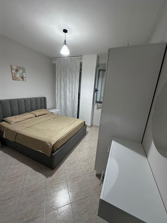Appartamento 1+1 in affitto, Via Kavaja vicino al palazzo Globe sulla strada principale 650 mila lek trattabili