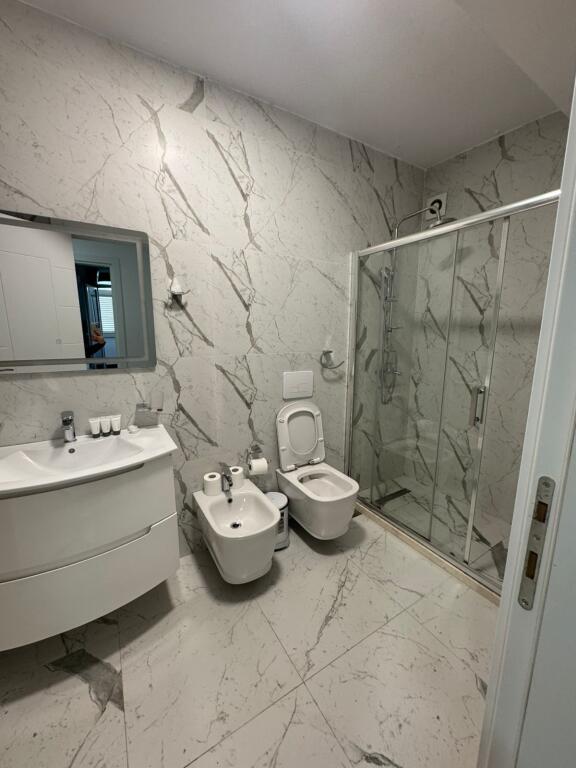 Apartment 2+1, Petro Nini!