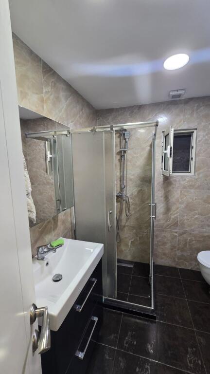 Apartament 2+1 per qira, Rruga Ali Visha