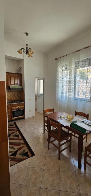 APPARTAMENTO 2+1+2 IN AFFITTO VICINO AL MERCATO DI FRUTTA E VERDURA DURRËS
