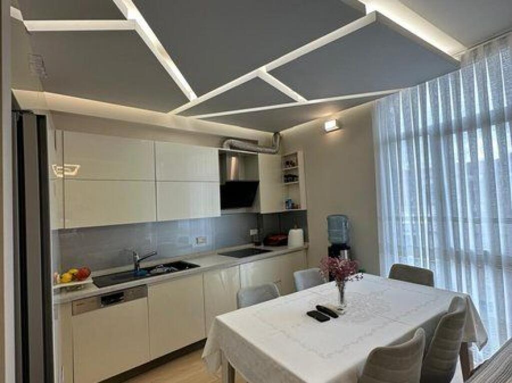 Shitet, Apartament 2+1+2, Kompleksi "Kika 2", Komuna Parisit, Tiranë.
