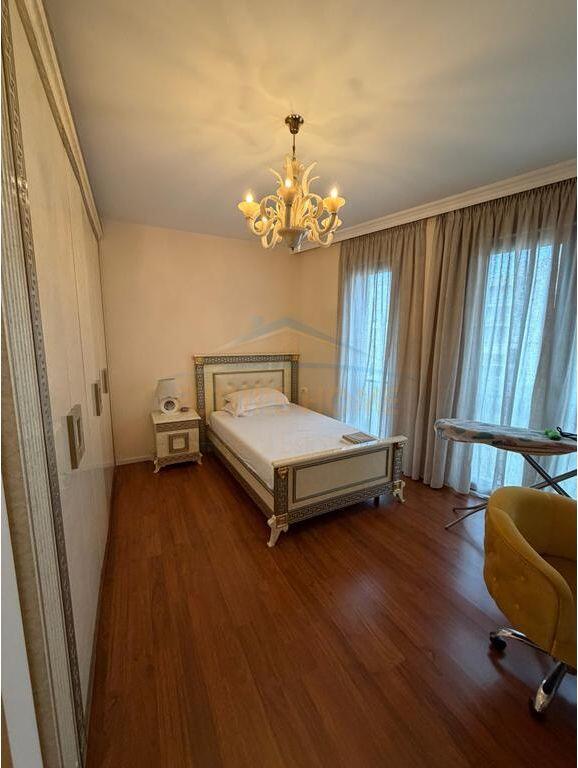 Apartament 3+1+2+2 Poste Parkimi, Rruga e Elbasanit, Tiranë