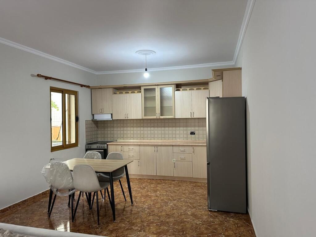 Jepet  me qera apartamenti 2+1+ Ballkon tek Rruga Selaudin Toto, Astir 55.000 Leke!
