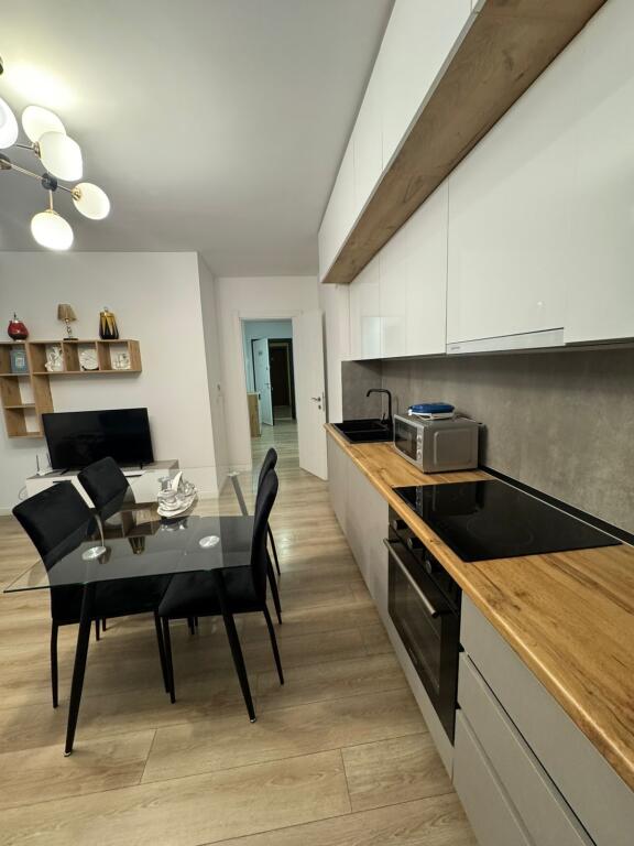Apartment 2+1, Petro Nini!