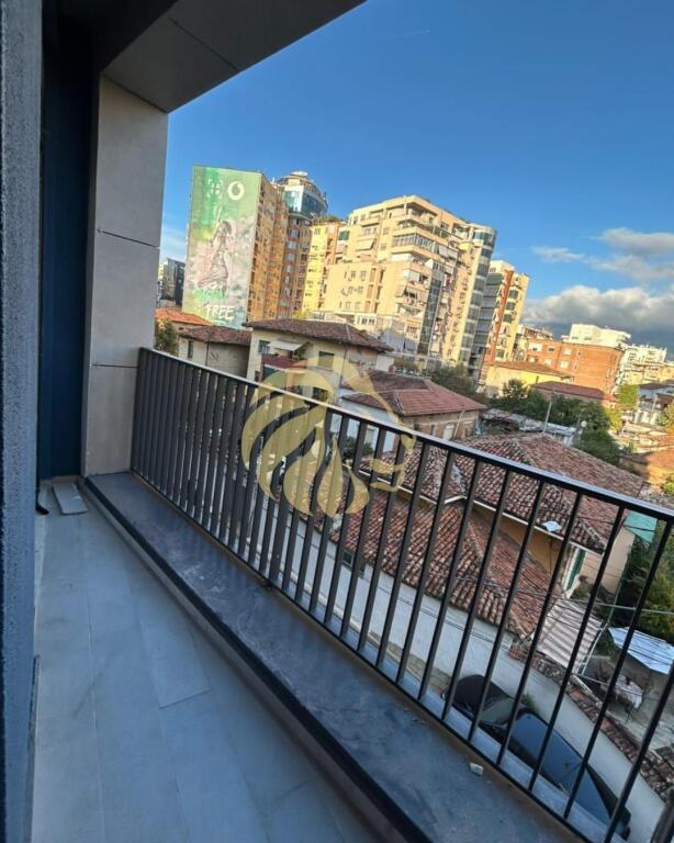 🏡 APARTAMENT ME QERA – DIELL, KOMODITET DHE SIGURI NË ZEMËR TË TIRANËS!