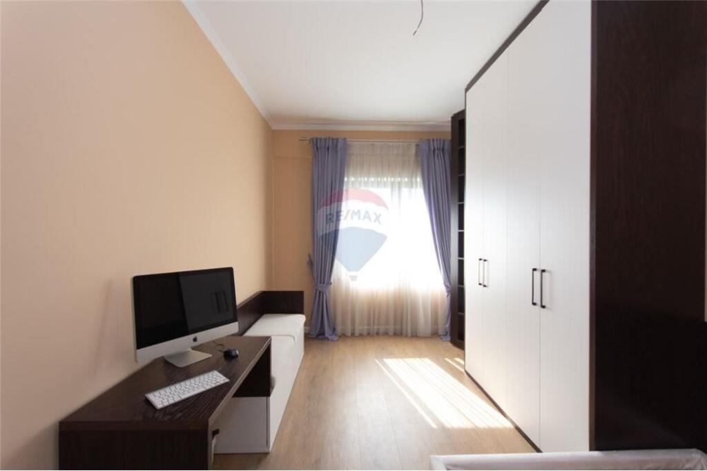 Apartament 3+1+2 per qira te Ring Center