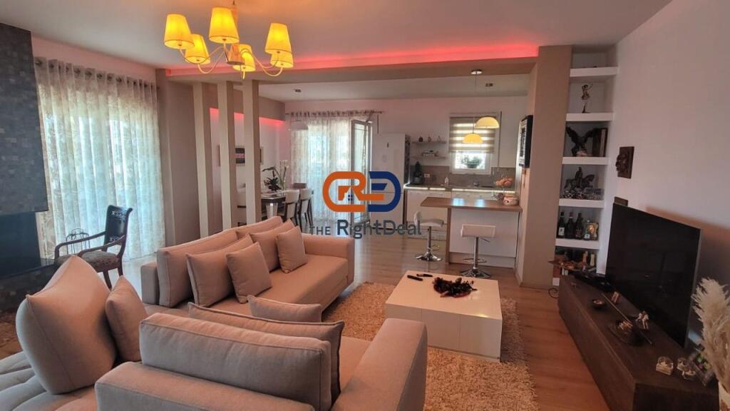 Ne Fresk, Shitet Super Apartament 3+1 Me Pamje Fantastike Dhe 2 Poste Parkimi Te Perfshira Ne Cmim!!