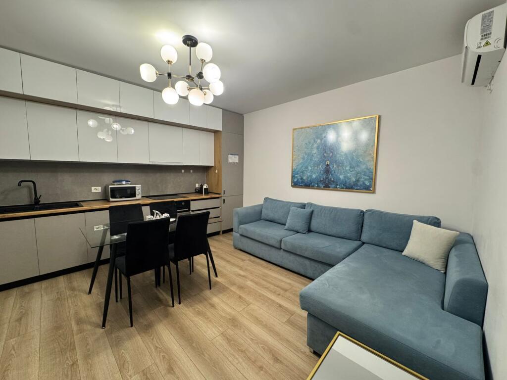 Apartment 2+1, Petro Nini!