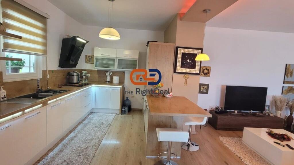 Ne Fresk, Shitet Super Apartament 3+1 Me Pamje Fantastike Dhe 2 Poste Parkimi Te Perfshira Ne Cmim!!