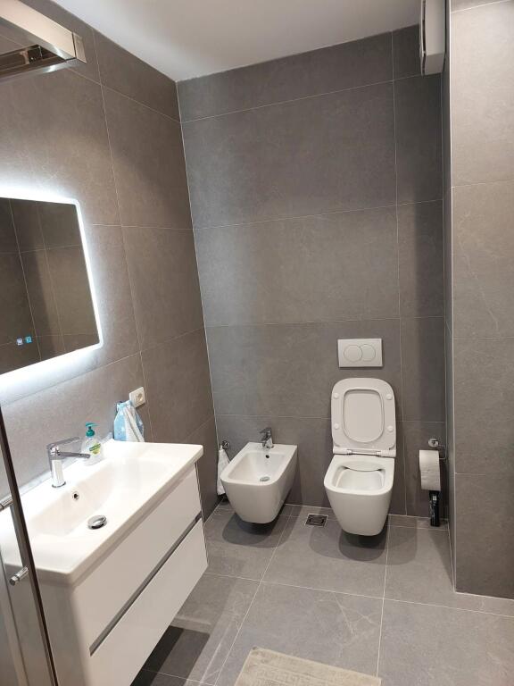 Affittasi appartamento 2+1, 1 bagno, 1 balcone in via Elbasanit