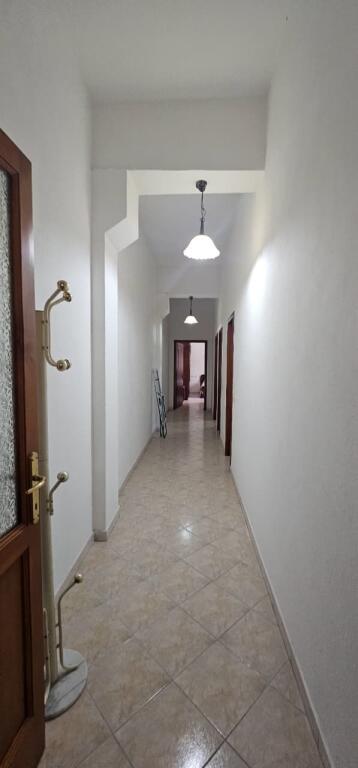 APPARTAMENTO 2+1+2 IN AFFITTO VICINO AL MERCATO DI FRUTTA E VERDURA DURRËS