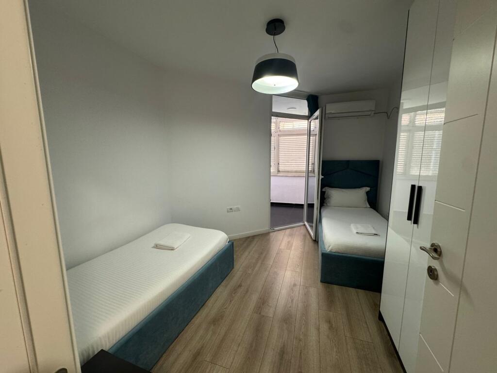 Apartment 2+1, Petro Nini!