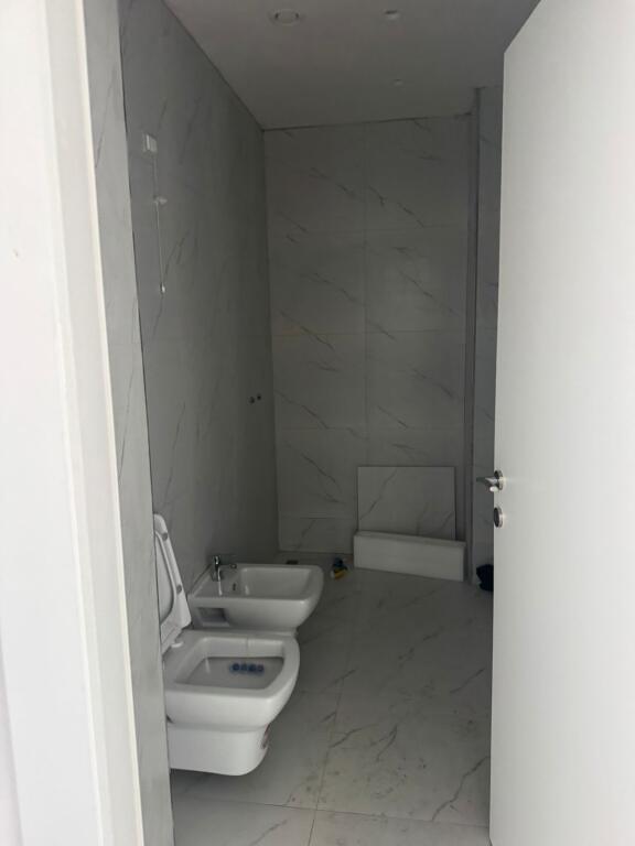 Jepet me qira apartament per zyra tek Lake View Residence