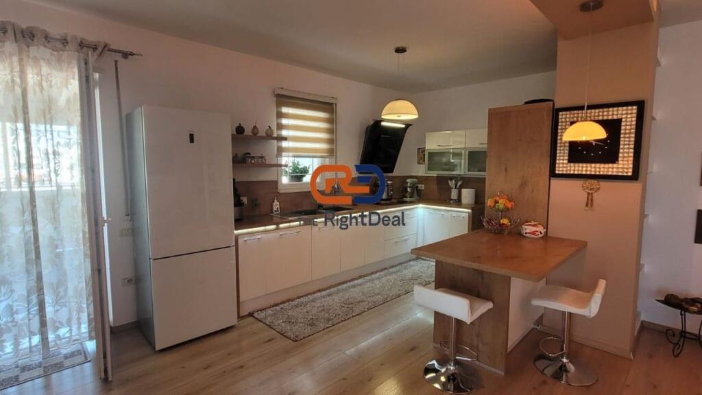 Ne Fresk, Shitet Super Apartament 3+1 Me Pamje Fantastike Dhe 2 Poste Parkimi Te Perfshira Ne Cmim!!